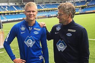 德天空：法兰克福未讨论解雇托普默勒，高层将战绩不佳归咎于球员（德天空：法兰克福暂无解雇托普默勒计划，高层将战绩低迷归咎于球员）