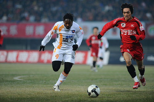 罗马推出黑胶唱片版队歌：限量版售价49.9欧，普通版19.9欧（罗马发售队歌黑胶唱片：限量款49.9欧，标准版19.9欧）