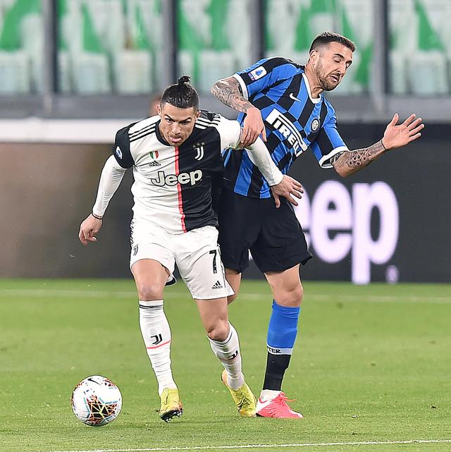 实现中超三连冠、队史第4冠，海港官方社媒发文庆祝（海港加冕中超三连冠、达成队史第四冠，官方社媒发文庆祝）