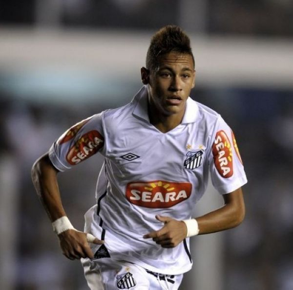 塞尔塔打入第二球后，伯纳乌球场响起嘘声和口哨声（塞尔塔再度破门，伯纳乌嘘声与口哨四起）