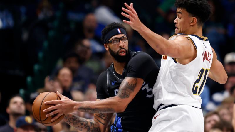 金彭贝谈登贝莱荣膺金球奖：看到他在台上落泪，我真的很感动（金彭贝谈登贝莱加冕金球：他在台上落泪的瞬间令我动容）